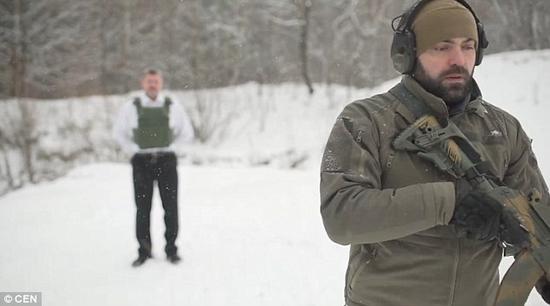 乌克兰老板为测防弹衣性能 让神枪手10米外开枪