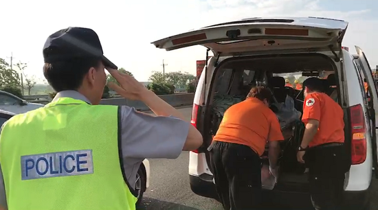 台湾高速路四大队新市分队警员郭振雄、叶家豪值勤遭大货车追撞身亡。（图片来自台媒）