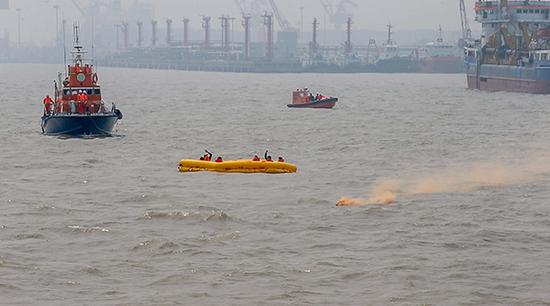 演习现场，救援船驶向落水者。