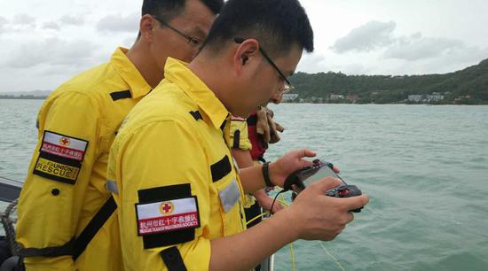 普吉岛搜救行动中，公羊救援队队员操控水下机器人。