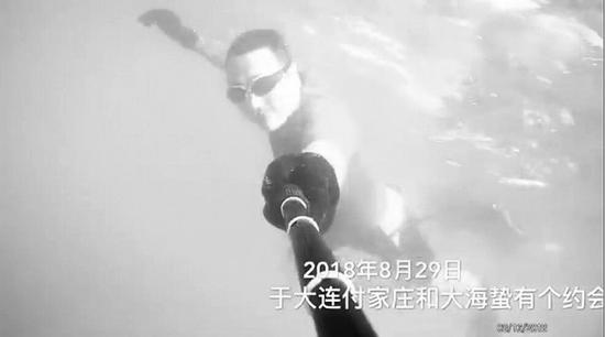 男子海里遛海蜇并拍视频:想以此提醒市民注意安全