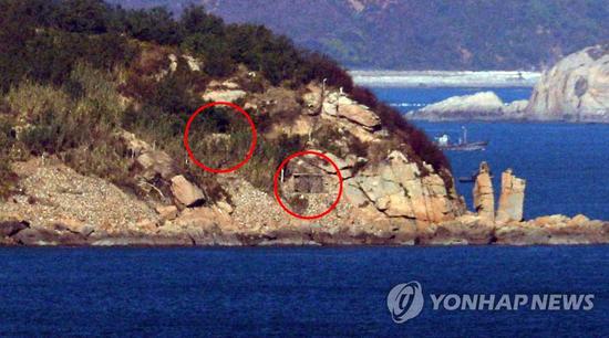 1日上午，从韩方一侧观望到，朝鲜长在岛海岸炮台已经封闭。（韩联社）