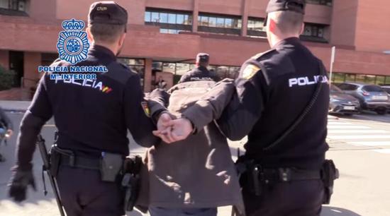 (西班牙警方逮捕犯罪嫌疑人 图片来源:RT)