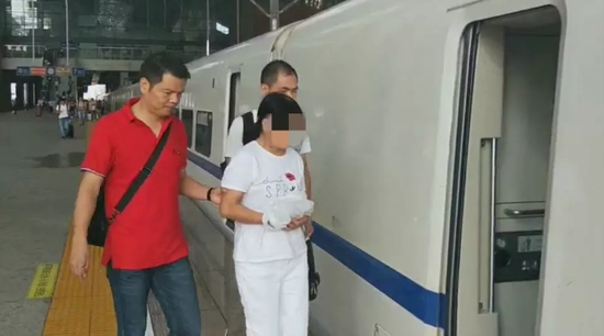 (警方押解李红回黄石。警方供图)