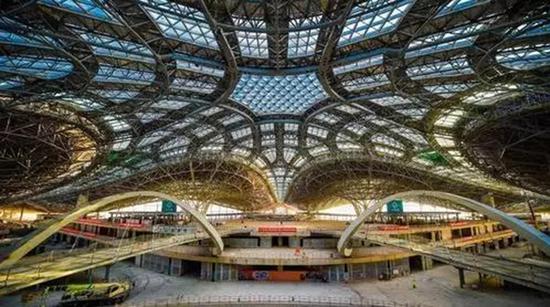 1月初,新机场航站楼实现功能性封顶封围。 北京日报微信公众号 图
