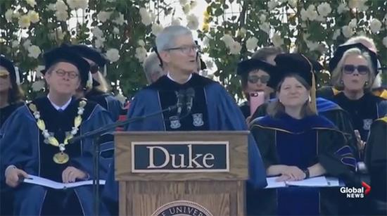 苹果CEO蒂姆·库克在杜克大学的毕业典礼上发表演讲