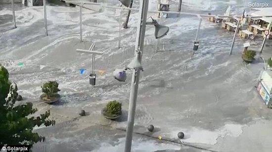 约1.53米高海啸袭击西班牙 道路被毁物品漂流(图)