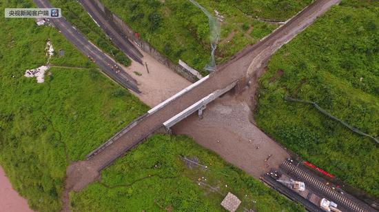 泥石流致成昆铁路行车中断 多趟列车回始发地(图)