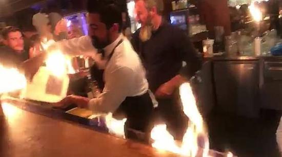 土耳其网红餐厅火焰表演失误致4名顾客烧伤(图)