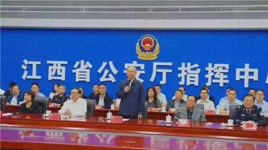 支树平(中间)在江西省公安厅指挥中心现场下达行动命令