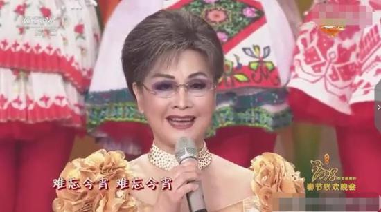 2018年春节联欢晚会,李谷一演唱《难忘今宵》。来源:视频截图