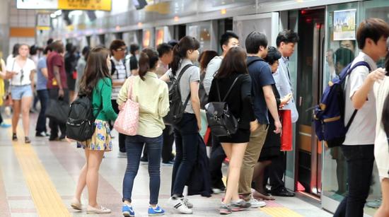 正在乘坐地铁的首尔居民(《韩民族日报》)
