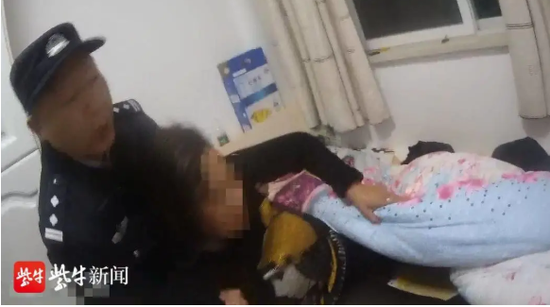 图民警救助轻生者