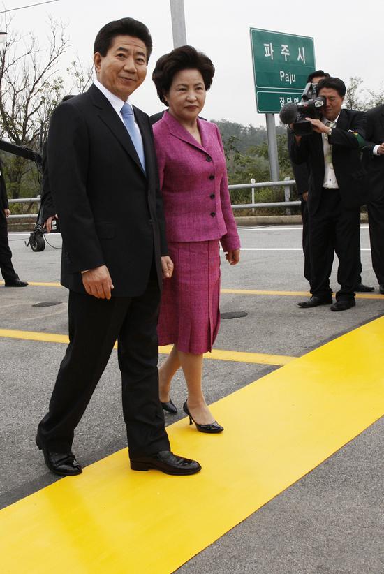 时任韩国总统卢武铉与夫人,徒步走过军事分界线。