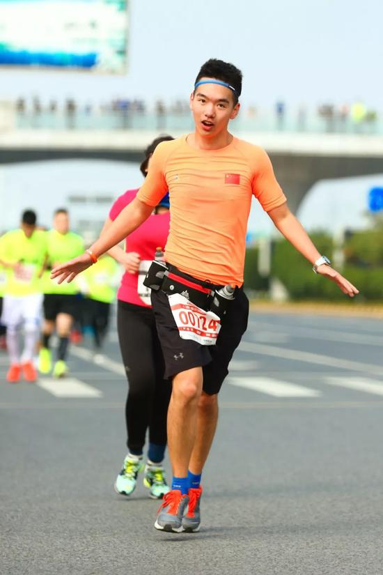 “小鲜肉”被女友嫌弃太胖分手 1年狂瘦70斤(图)