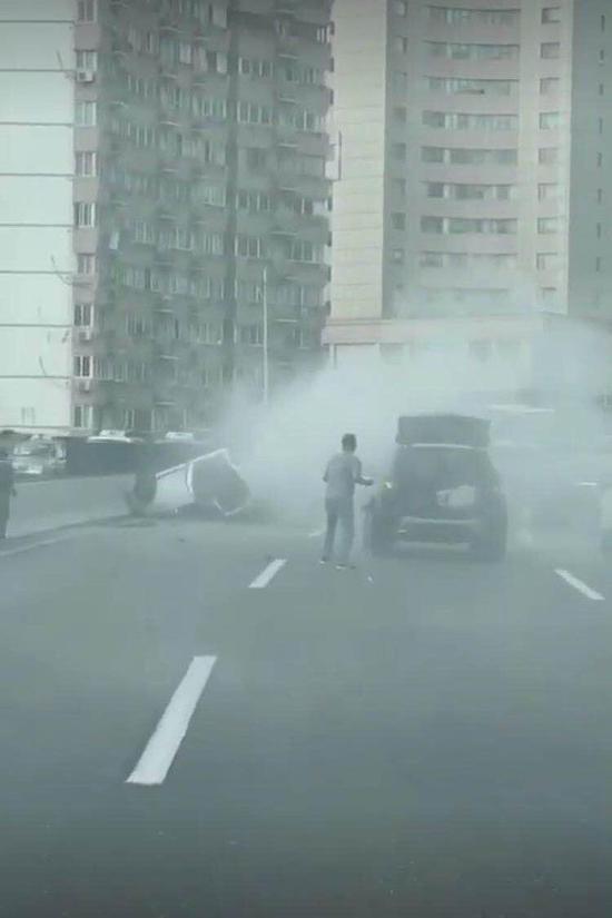 上海延安高架两车相撞发生爆炸？官方：碰擦事故