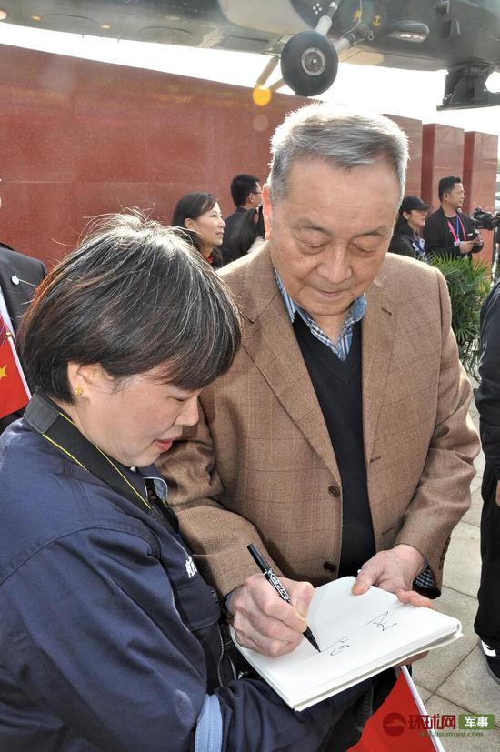 科研试飞英雄王昂（右）为粉丝签名留念 杨铁虎 摄