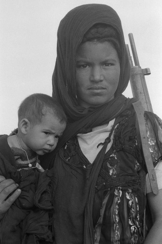 波利萨里奥阵线(Polisario Front)的战士,克里斯汀·斯彭格勒摄于西撒哈拉,1976年。图片来源:Christine Spengler, Paris