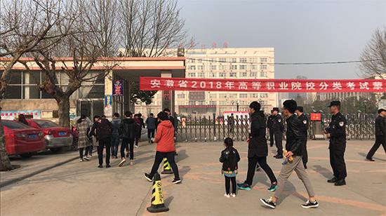 25日上午，考生陆续走进考场。 澎湃新闻记者 徐笛薇 图