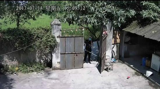 监控视频拍到带口罩墨镜的不明男子，在干昌友门口寻找干昌友。受访者供图