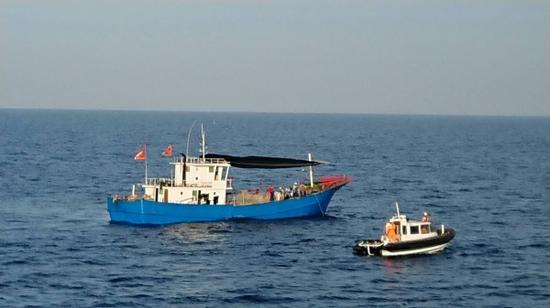 澎湖海巡队小艇靠近大陆渔船 图自澎湖海巡队