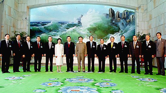 2018-08-16,朝鲜平壤,时任朝鲜领导人金正日(左八)与时任韩国总统金大中(左七)会谈前合影。