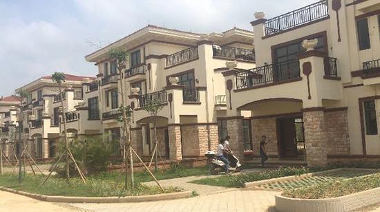 村民迫不及待地去自己未来新家参观。谢文骏 图