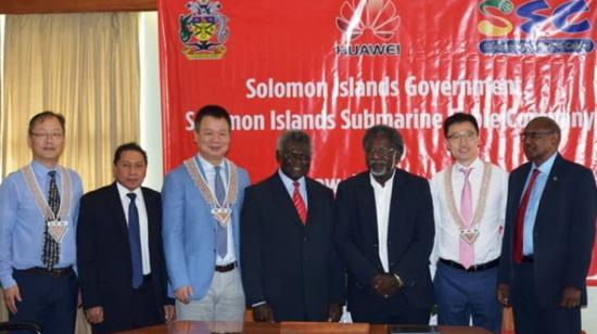 时任所罗门群岛总理索加瓦雷（Sogavare，中）与华为的签约仪式。图片来自所罗门群岛政府
