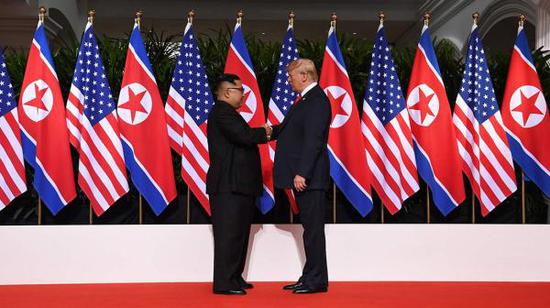 6月12日，美国总统特朗普和朝鲜最高领导人金正恩在新加坡首次会面，全世界的人通过电视直播看到他们两个人的手紧紧地握在了一起。视觉中国 图