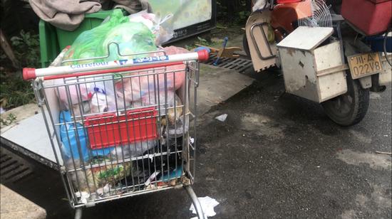 超市回应购物车被推走当垃圾车:收回清洗后再使用