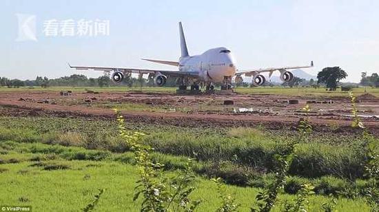 泰国村民一觉醒来惊呆：田地里有波音747飞机(图)