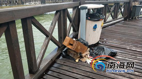 海南文昌逸龙湾海上景观栈桥上的垃圾桶。南海网记者 姜飞 摄