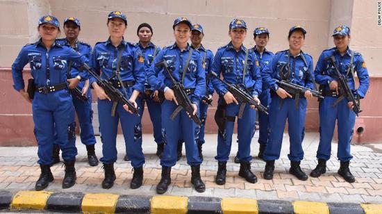 印度女子特警队合影
