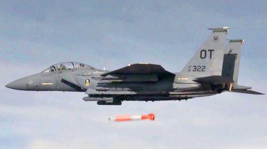 资料图片:美军F-15E战机投放B61-12自由落体核航弹。(图片来源于网络)