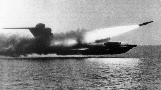 资料图片:MD-160“鹞”地效飞行器试射“日炙”反舰导弹资料图。(图片来源于网络)