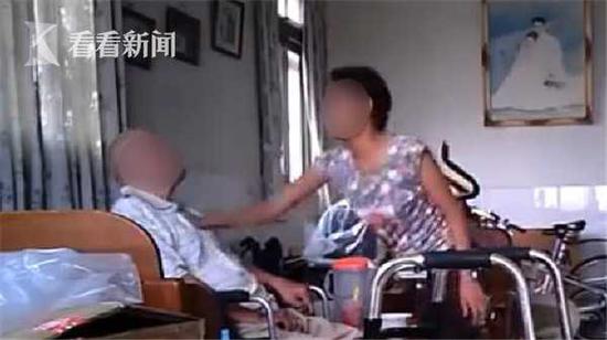 80岁老人遭印尼护工虐待:喂饭扇耳光用脚踹脸(图)