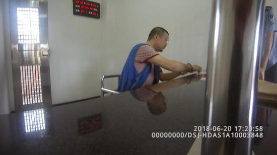 一名犯罪嫌疑人被抓后正在做笔录。 广东省公安厅 供图