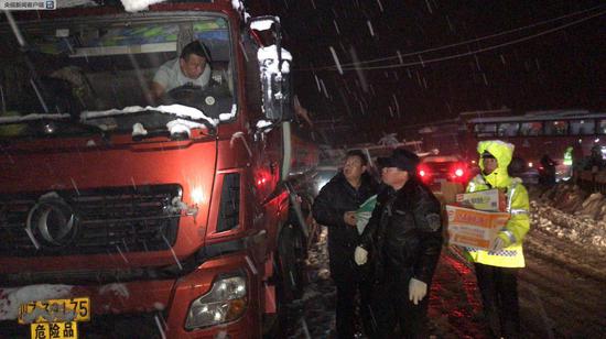 四川折多山大雪致堵车 民警携带物资徒步上山(图)