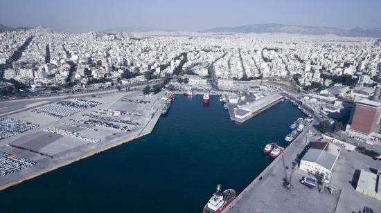 资料图片：希腊比雷埃夫斯港汽车码头（2017年5月3日摄）。新华社发