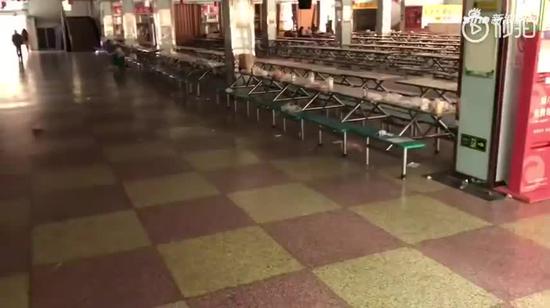 视频|高校食堂一个半月无人打扫 垃圾成山怪味冲天
