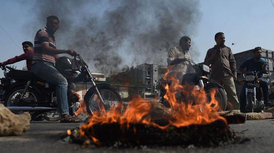 抗议者焚烧轮胎  图自英国天空新闻