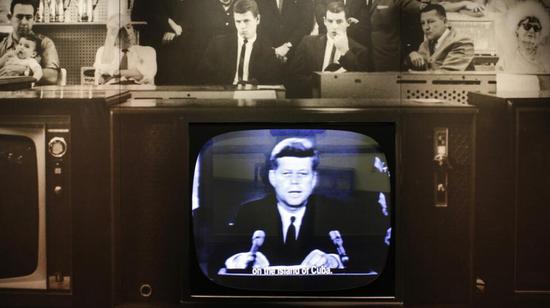 美国总统约翰·肯尼迪1962年10月22日关于古巴导弹危机的电视讲话 图片来源：路透社