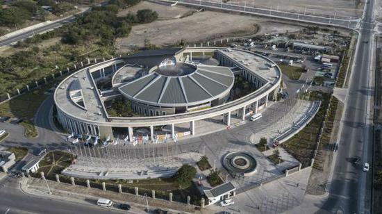 这是11月9日在巴布亚新几内亚首都莫尔兹比港航拍的巴新国际会议中心,APEC会议在此举行。(新华社)