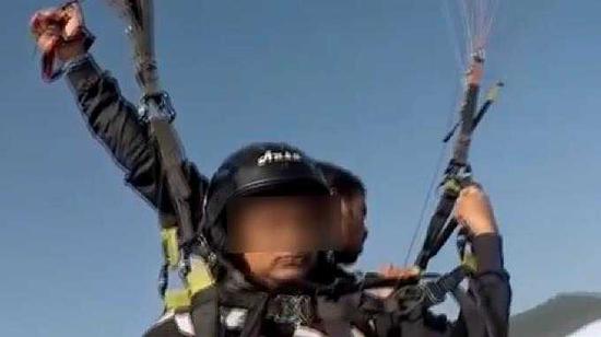 视频：滑翔伞半空突然断裂 摄像头录下飞行员生命最