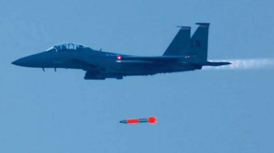 资料图片:美空军F-15E战机进行B61-12自由落体核弹投放测试。(图片来源于网络)