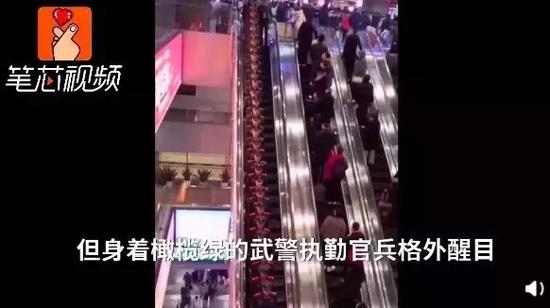 ▲资料图片:今年1月27日,在北京西站,不管是执勤还是乘坐电梯,中国军人都站得整齐划一、身姿挺拔。