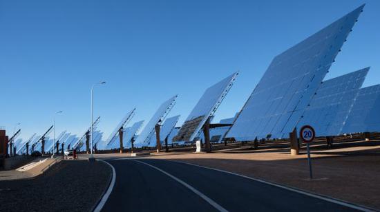 中国出资在摩洛哥建设的努尔3号太阳能发电站。（陈斌杰 摄）