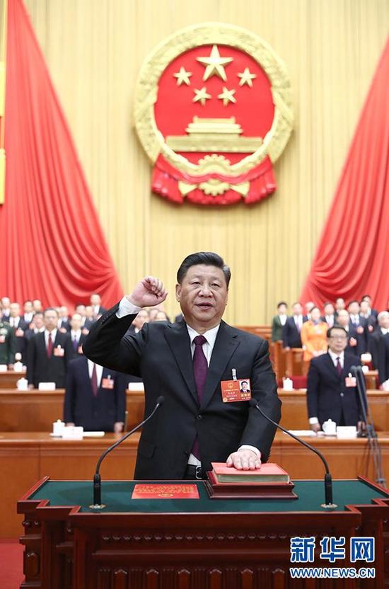 3月17日,十三届全国人大一次会议在北京人民大会堂举行第五次全体会议。习近平当选中华人民共和国主席、中华人民共和国中央军事委员会主席。这是习近平进行宪法宣誓。(图片来自:新华社)