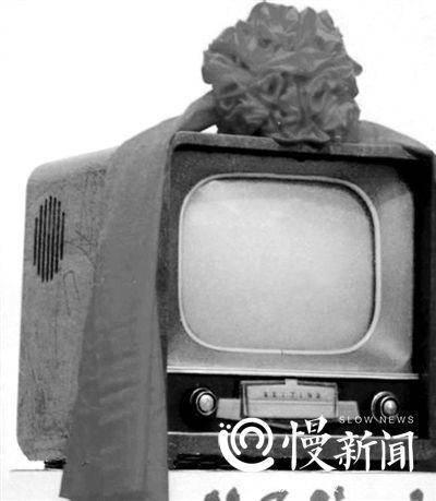▲1958年3月17日,我国第一台黑白电视机诞生——北京牌14吋黑白电视机
