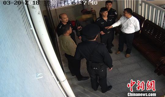 广东汕尾一在逃嫌犯法庭旁听哥哥受审被当场抓获　汕尾中院供图